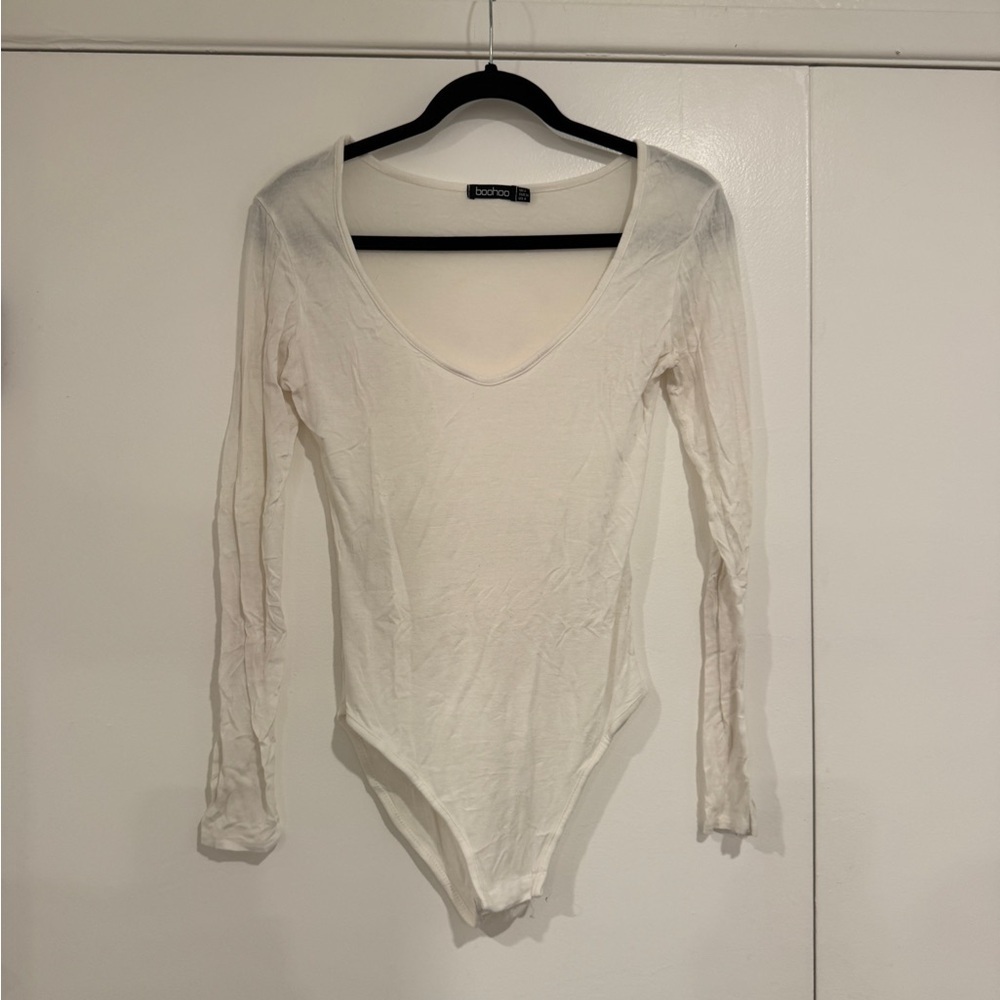Boohoo White Long Sleeve V-Neck Bodysuit | US 4